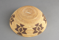 Maidu%20artist%2C%20%3Cb%3E%3Ci%3E%20Basket%3C%2Fi%3E%3C%2Fb%3E%2C%20ca.%201920%2C%20deer%20grass%20foundation%2C%20split%20sedge%20root%2C%20redbud%2C%20brackenfern%20root%20filaments%2C%20Gift%20of%20Myrtle%20Dietsche%20Fisher%2C%20no%20known%20copyright%20restrictions%2C%201999.60.16